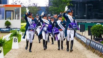 L'équipe néerlandaise a effectué un tour d'honneur à pied pour saluer son public.