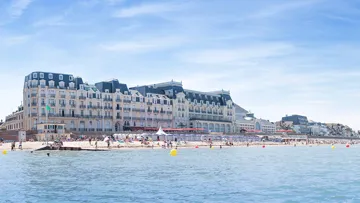 Cabourg, son Grand Hôtel, ses plages...et son hippodrome attendent les cavaliers du 3 au 6 juin pour la première édition du Cabourg Classic.