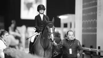 “Aujourd’hui, je suis beaucoup plus impliquée dans le milieu du cheval, car mes deux parents sont dans le métier, mais c’était moins le cas dans ma jeunesse”, confie la jeune amazone.