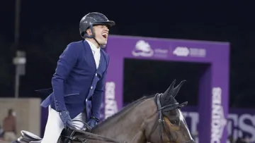Olivier Robert lors du passage de la ligne d'arrivée dans le barrage du Grand Prix du CHI d'Al Shaqab. 