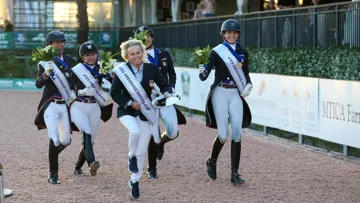 L’an passé, Debbie McDonald avait célébré la victoire américaine dans la Coupe des nations de Wellington, obtenue par Steffen Peters, Katherine Bateson Chandler, Adrienne Lyle et Anna Marek.