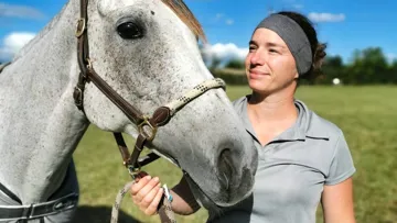 Pauline Théolissat pose ici avec Asmine des Pacouli, sa jument de cœur.