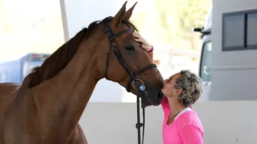 Marie Demonte aux côtés de sa chère Vega de la Roche, une fille de Diamant de Semilly de onze ans. 