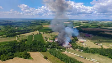 L'impressionnant incendie était visible depuis plusieurs kilomètres à la ronde.