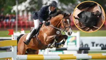 Avec ce qui semblerait être un bouton-poussoir dans la main droite, Andrew Kocher est ici en selle sur Blaze of Glory II à l’occasion du CSI 5* de Calgary, le 27 juin 2018.