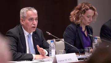 Ingmar de Vos et Sabrina Ibáñez, président et secrétaire général de la FEI, lors d’une précédente réunion du conseil d’administration.