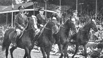 Nipper (ex-Hondurac) et le lieutenant-colonel Charles Symroski, le capitaine JW Russell avec Airmail, le colonel JF Wing avec Democrat et le lieutenant-colonel CH Anderson avec Riem lors de la victoire des États-Unis dans la Coupe des nations de Dublin en 1948.