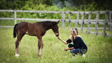 Aurélie Labbé et la mascotte de l'écurie TMA Stables, Kiss Me Cariño