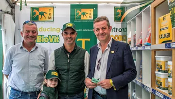 Rodrigo accompagné de l'une de ses filles, de Raoul (à droite) et Philip (à gauche) MASTERSON, deux des trois frères qui ont fondé TRM et sont les dirigeants actuels ©TRM