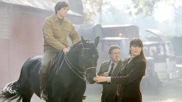 Guillaume Canet, Daniel Auteuil et Marina Hands entourant l’une des doublures de Jappeloup.