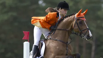 Médaillée d’argent en individuel avec Rock Dee Jay, l’un des tout meilleurs poneys au monde, lors des fameux championnats d’Europe organisés en 2012 à Fontainebleau, la Néerlandaise Lisa Nooren évolue aujourd’hui régulièrement en CSI 5*.