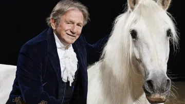 L’attitude calme et attentive de l’animal dépeint avec justesse la relation de confiance que Mario Luraschi instaure avec ses chevaux.