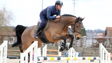 Tony est ici à l'entraînement au PIC avec Caligano Jorthonne, vice-champion de France des chevaux de sept ans.
