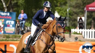 Nina Mallevaey et Solitude au Vent sont passées à rien de la victoire ce matin à Fontainebleau.