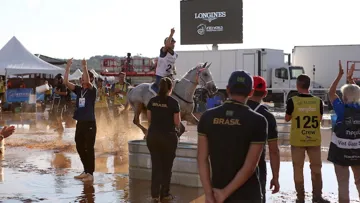 Après l'annulation de la course, les officiels, organisateurs et la FEI ont été conspués pendant de très longues minutes par la plupart des nombreux acteurs de la course.