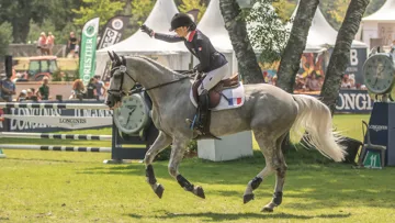 Anouk Canteloup a vécu l'un des plus beaux jours de sa vie cet après-midi à Fontainebleau.