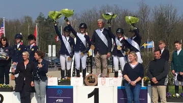 Après les Enfants, c'était au tour hier des cavalières poneys de faire retentir la Marseillaise au Sentower Park d'Opglabbeek