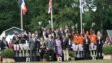 Le podium des Jeunes Cavaliers avec les Bleus sur la deuxième marche.