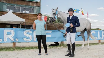 Thomas Carlile et Étoile de Beliard à la remise des prix.