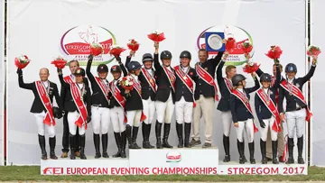 Le podium, composé des équipes britannique, allemande et suédoise