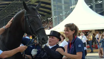Pendant deux jours, Emmanuelle Schramm n'a pas quitté ses cavaliers, comme ici lors de la sortie de piste de Karen Tebar.