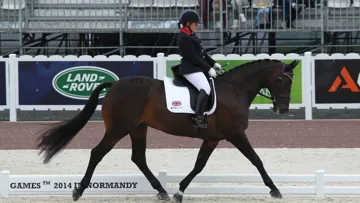 Natasha Baker, championne d'Europe 2013 en grade II, en selle sur Cabral