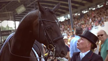 Karen Tebar félicite Don Luis en sortie de piste, lors des championnats d'Europe d'Aix-la-Chapelle où le couple a terminé dixième.
