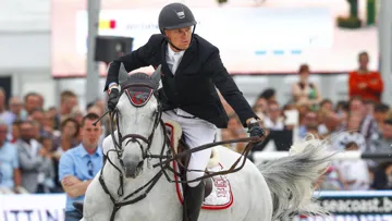 Chaque soir, une personnalité du saut d'obstacles analyse l'épreuve de la journée.