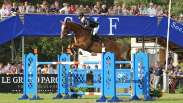 Louis Bouhana en selle sur Qlandestin, le cheval avec lequel il va participer au Master Pro ce weekend à Fontainnebleau