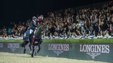 John Whitaker en selle sur Argento, vainqueur de l'étape du Grand Chelem Indoor de Hong-Kong