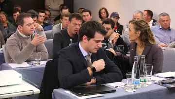 Les échanges entre les cavaliers présents et la secrétaire générale de la FEI, Sabrina Ibáñez, ont été particulièrement vifs, l’Irlandais Cian O’Connor n’hésitant pas à dénoncer le modèle démocratique de l’instance.