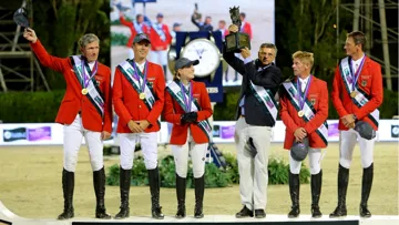 Ludger Beerbaum, Christian Ahlmann, Janne Friederike Meyer-Zimmermann, Marcus Ehning et Daniel Deuter entourent  leur chef d'équipe Otto Becker.