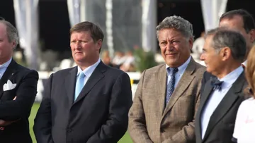 Jan Tops et Gérard Manzinali à l'occasion d'une remise des prix au Jumping de Chantilly.
