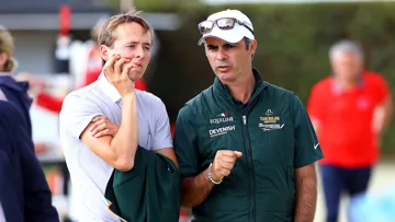 Rodrigo Pessoa avec à sa droite l'un des médaillés d'or des championnats d'Europe, Bertram Allen.