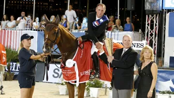 Shane Breen reçoit la coupe des mains du Prince Albert de Monaco