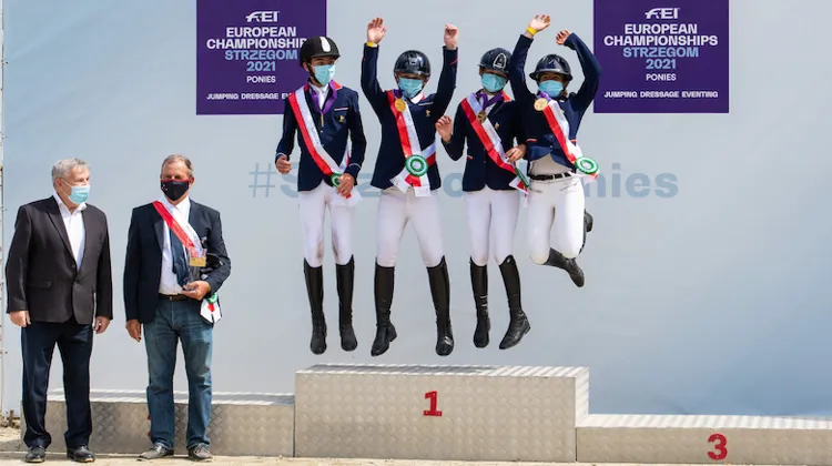 Mae Rinaldi, Zoe Ballot,Valentin Quittet Eslan et Mathieu Cuomo, médaillés d’or au concours complet par équipes.