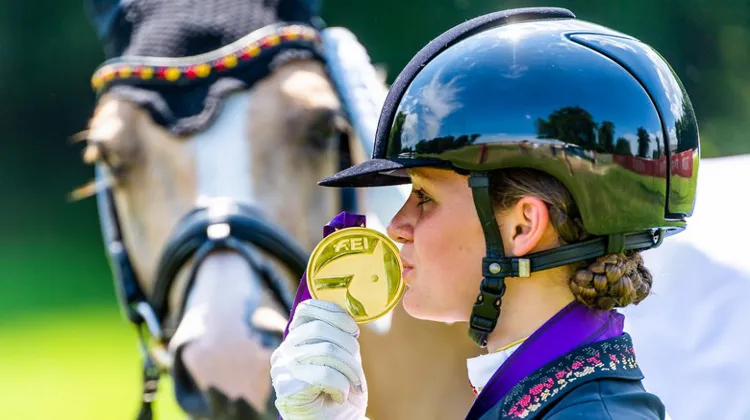 Rose Oatley, Dady Moon, et leur troisième médaille d'or.