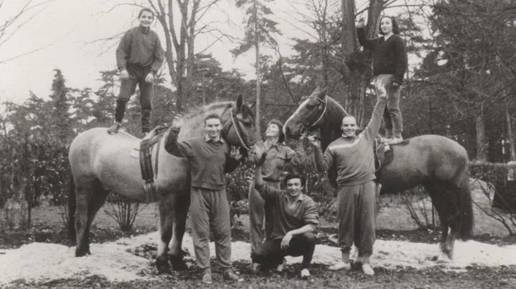 Yvonne Theulier entourée de ses élèves et montures.