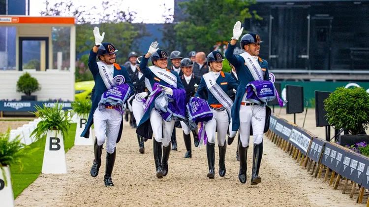 L'équipe néerlandaise a effectué un tour d'honneur à pied pour saluer son public.