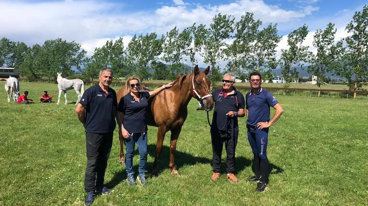 Anir de la Teulière est ici entouré de gauche à droite de Philippe Ballarin, le père de Nicolas Ballarin et assistant du cheval, Marie-Christine et Jack Bégaud, ses propriétaires, ainsi que de son cavalier Nicolas Ballarin.