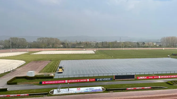 Vue d'ensemble des nouvelles infrastructures équestres au centre de l'hippodrome de Cabourg