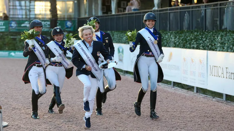 L’an passé, Debbie McDonald avait célébré la victoire américaine dans la Coupe des nations de Wellington, obtenue par Steffen Peters, Katherine Bateson Chandler, Adrienne Lyle et Anna Marek.