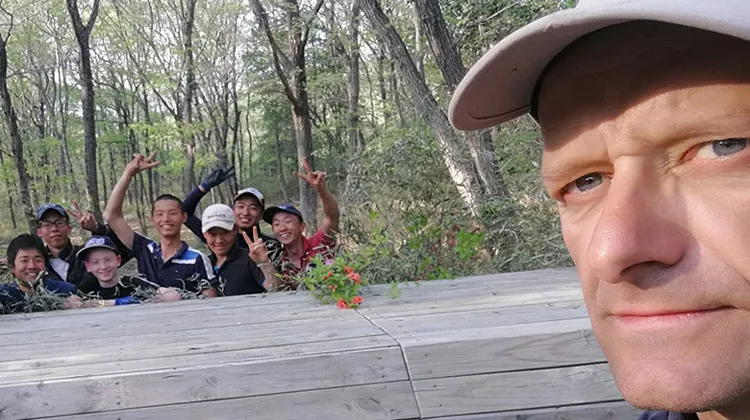 On retrouve ici Pierre Le Goupil lors de l’une de ses missions internationales en Asie.