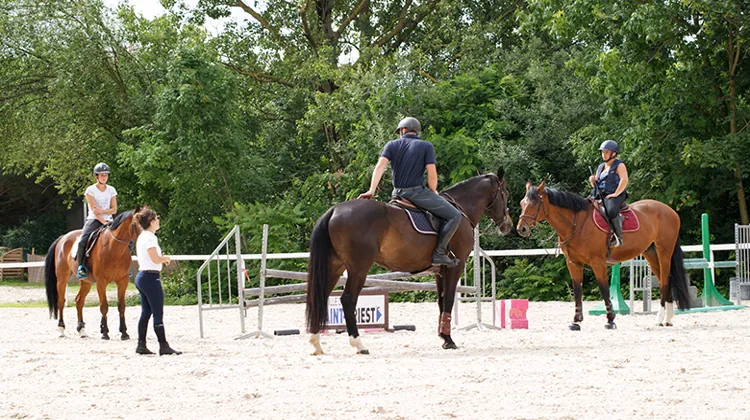 Estelle Pacull, formatrice, en plein cours avec ses élèves 