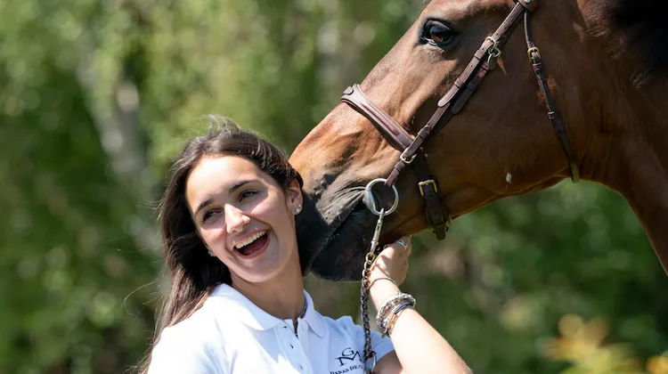 Après avoir écumé les championnats Poneys, Enfants, Juniors et Jeunes Cavaliers, Camille Condé-Ferreira s’apprête à faire son entrée dans la cour des grands. 