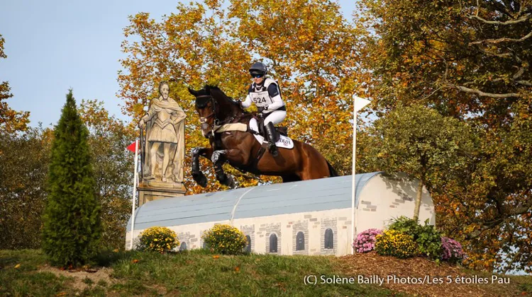 Laura Collett tient la tête des opérations à Pau après le cross.