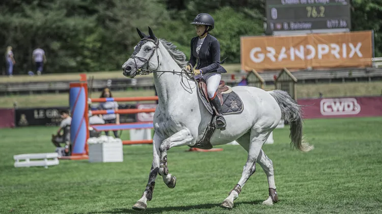 Leona Mermillod Baron en selle sur Chanel de la Claye, sa jument de tête. 