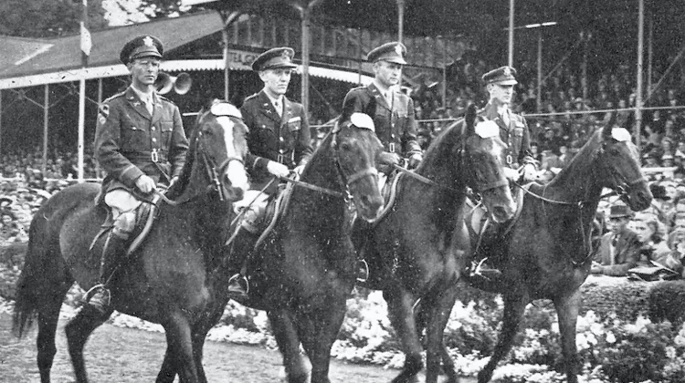 Nipper (ex-Hondurac) et le lieutenant-colonel Charles Symroski, le capitaine JW Russell avec Airmail, le colonel JF Wing avec Democrat et le lieutenant-colonel CH Anderson avec Riem lors de la victoire des États-Unis dans la Coupe des nations de Dublin en 1948.