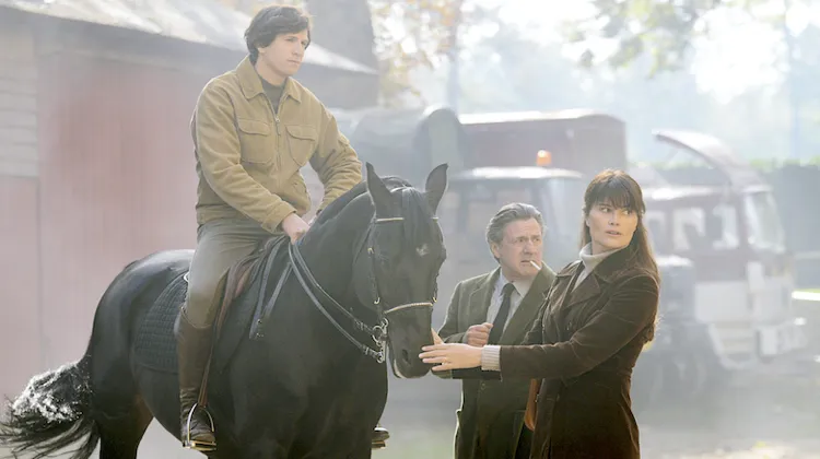 Guillaume Canet, Daniel Auteuil et Marina Hands entourant l’une des doublures de Jappeloup.