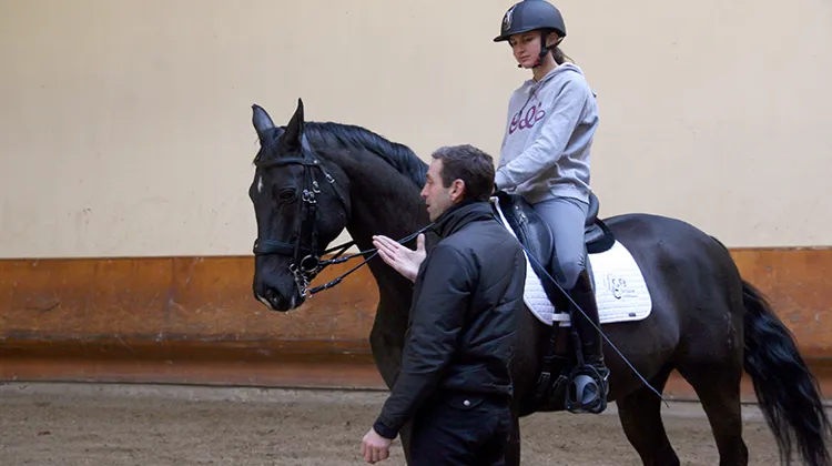 Chiara échange régulièrement avec Sébastien Goyheneix, son entraîneur à l’IFCE.